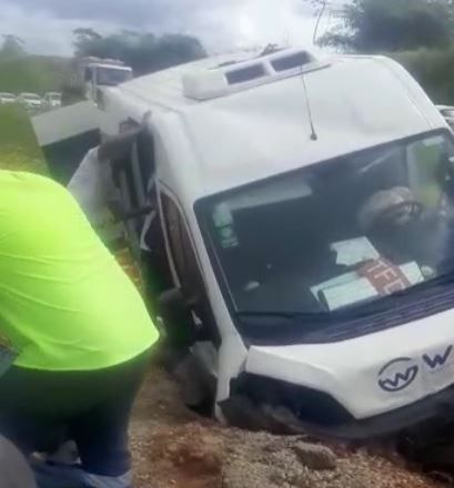 Cerca de 10 pessoas ficam feridas apos acidente entre van e carro na BR 101 em Maruim