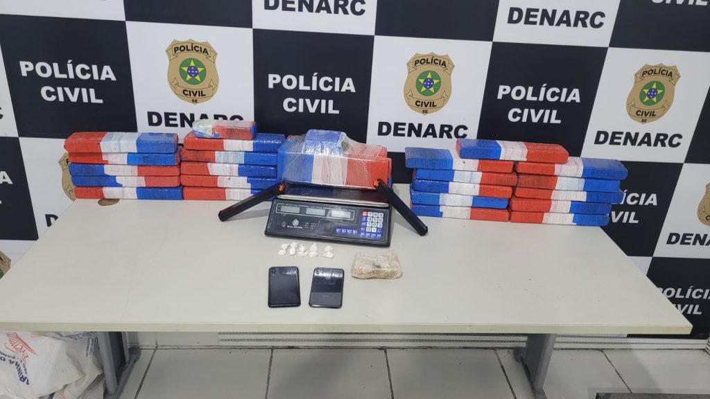 Cerca de 25kg de drogas sao apreendidas em carro no bairro Aruana