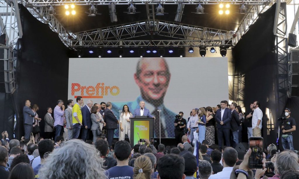 Ciro Gomes oficializa candidatura a presidencia e faz criticas a Bolsonaro e Lula