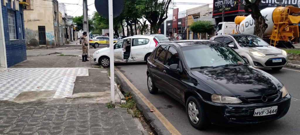 Colisao entre carros danifica poste na Simeao Sobral