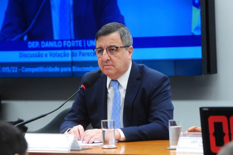 Comissao da Camara aprova PEC do Estado de Emergencia
