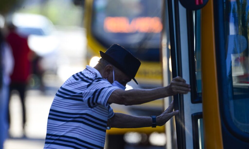 Covid 19 Brasil tem 417 mil novos casos e 244 mortes em 24 horas
