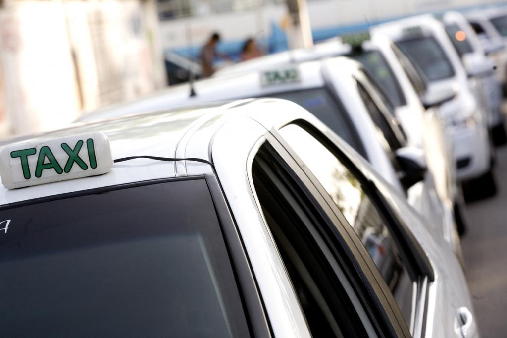 Edvaldo discute liberacao de beneficio a taxistas com ministro do Trabalho