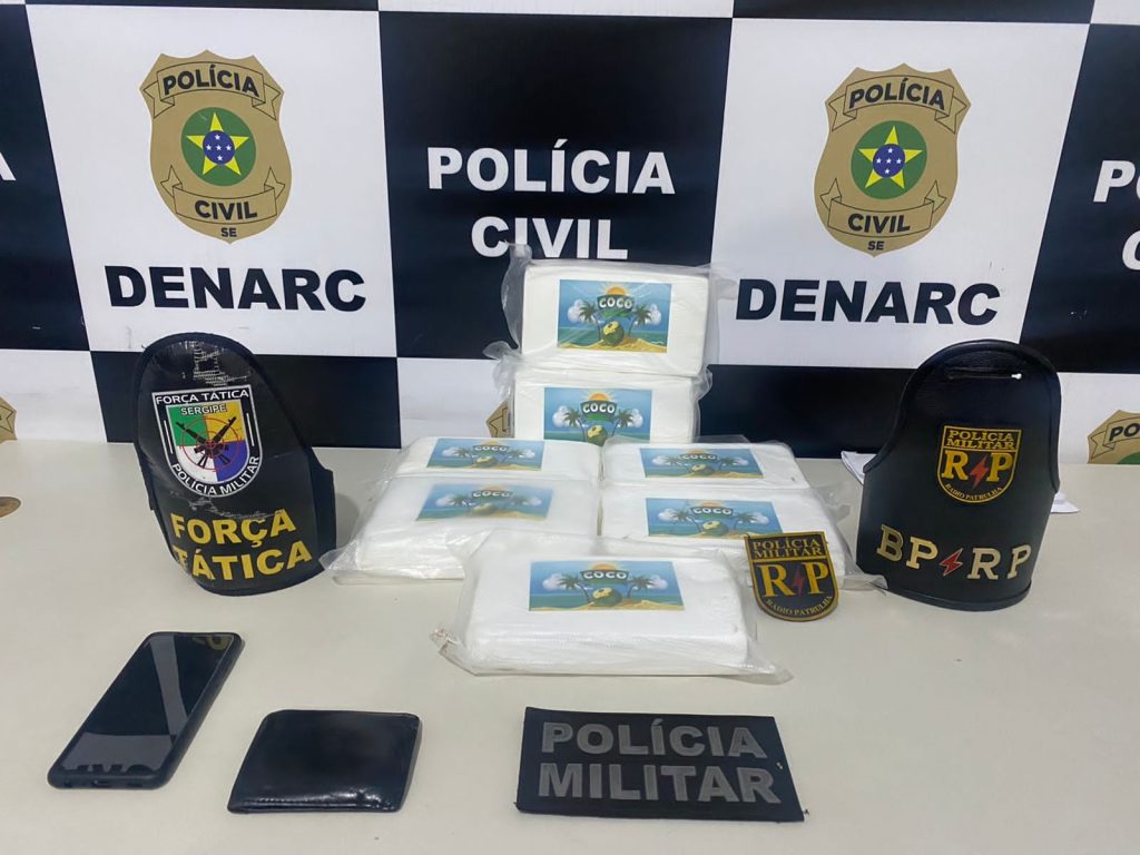 Homem e preso e cerca de 7kg de cocaina apreendidos no bairro Farolandia