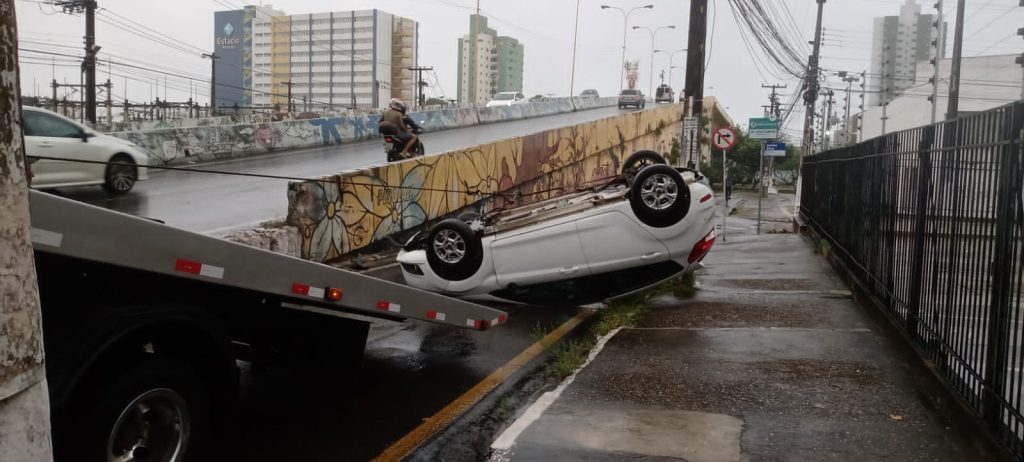 Motorista derrapa e carro capota em viaduto na Zona Sul de Aracaju