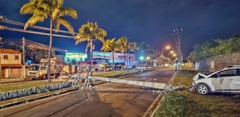 Mulher fica ferida apos bater carro e derrubar poste de energia em Aracaju
