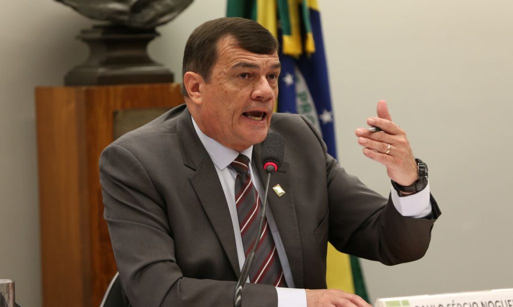 Nao tem vies politico afirma ministro da Defesa sobre questionamento a urnas eletronicas