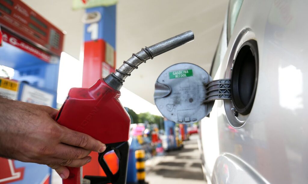 Petrobras reduz preco da gasolina em R 015 a partir desta sexta 29