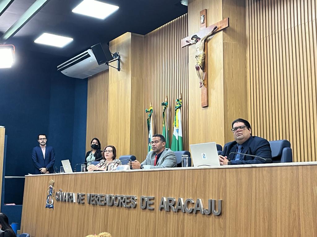Waneska Barboza apresenta 1o balanco quadrimestral da Saude na Camara de Aracaju