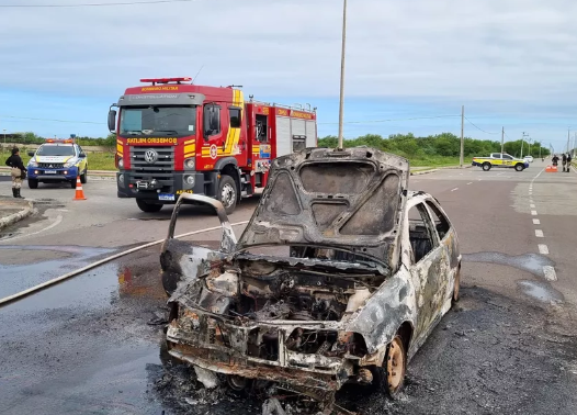 carro pega fogo