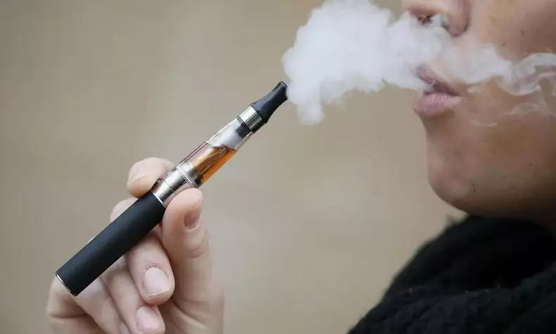 pessoa fumando vaper 1 40402