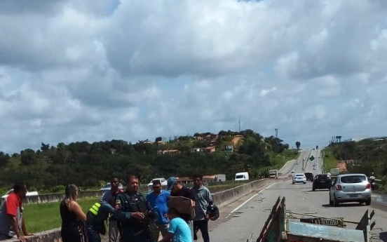 Acidente entre carroca e motocicleta deixa uma pessoa gravemente ferida na BR 101