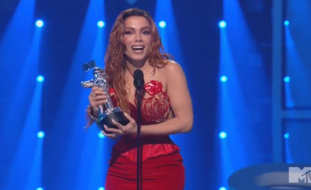 Anitta e primeira brasileira a vencer premio VMA da MTV