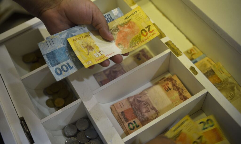 Arrecadacao da Receita Federal ultrapassa R 2025 bilhoes em julho