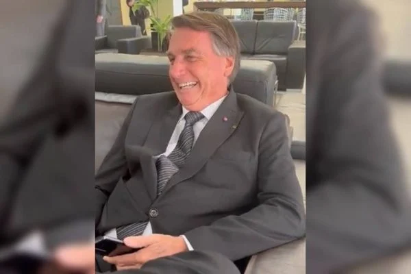 Bolsonaro brinca e diz que dara beijo em Bonner no Jornal Nacional veja video