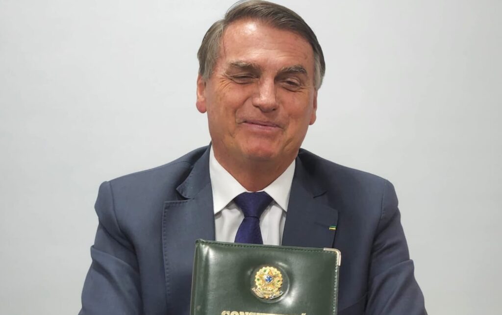 Bolsonaro chama leitura de carta a democracia em atos de micareta do PT