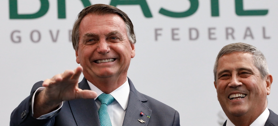 Bolsonaro registra candidatura e declara R 23 mi em bens