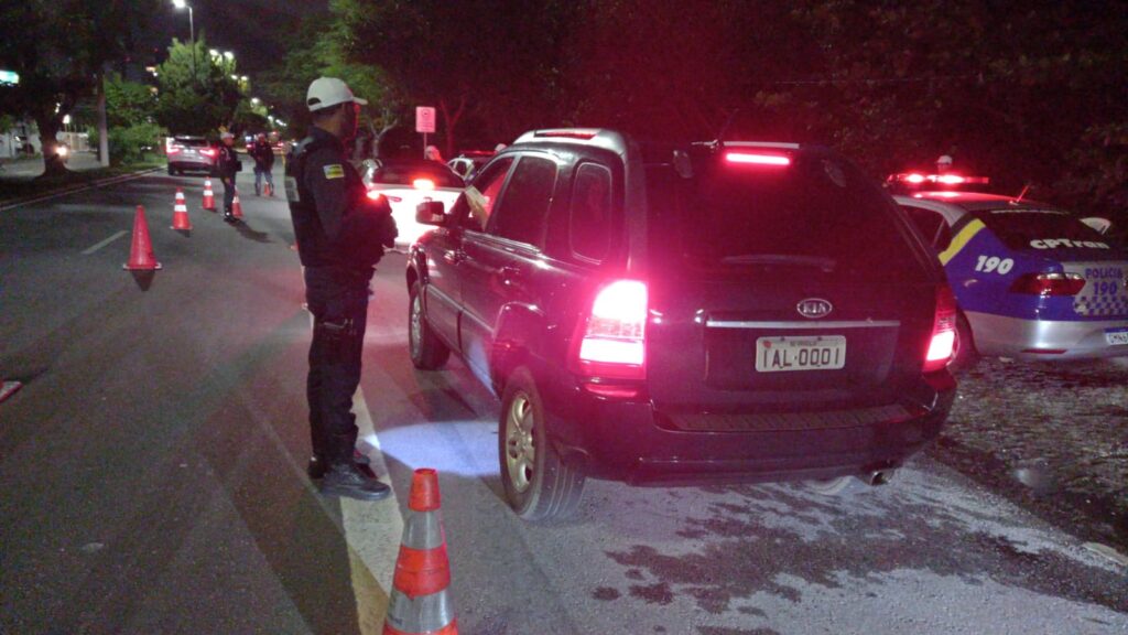CPTran prende dois motoristas embriagados e captura foragido da justica no fim de semana