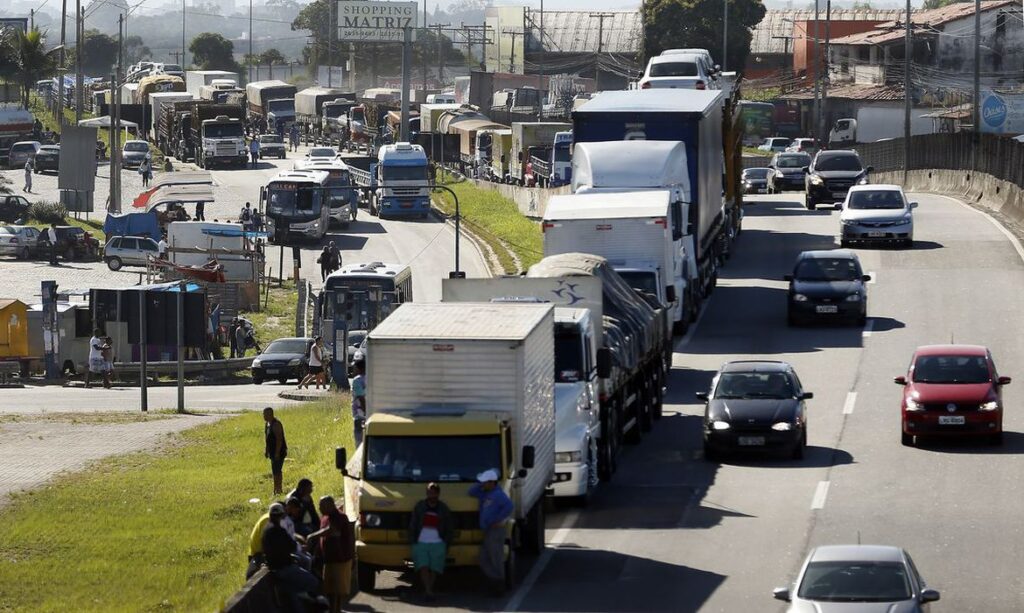 Caminhoneiros comecam a receber beneficio emergencial nesta terca 9