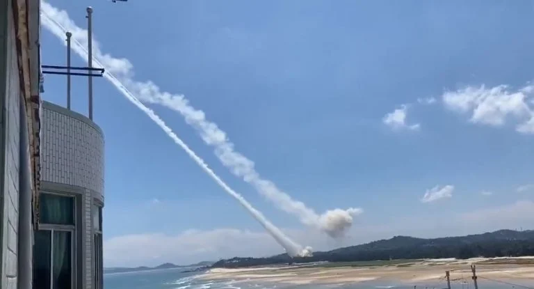 China dispara 11 misseis em Taiwan e outros 5 caem em aguas do Japao veja video