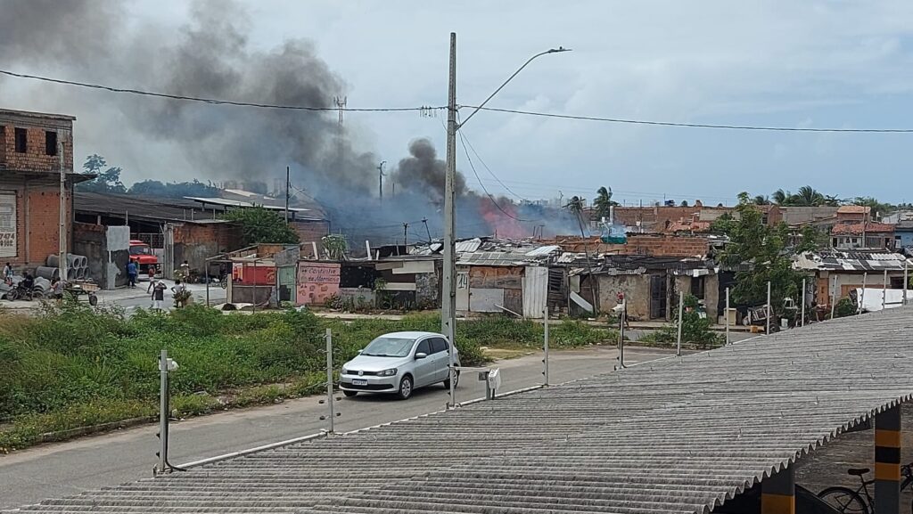 Incendio e registrado em Ocupacao no bairro Marivan em Aracaju veja video