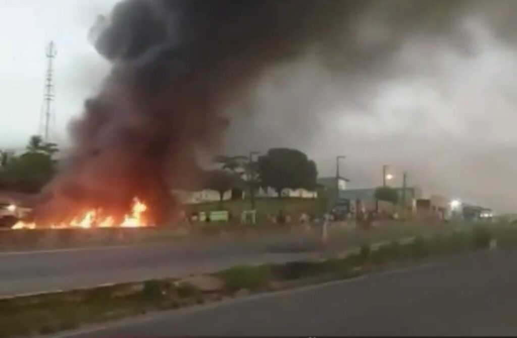Manifestantes bloqueiam trecho da BR 101 em Socorro