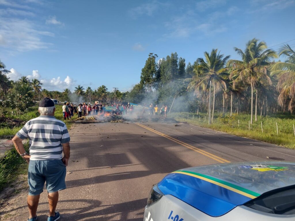 Manifestantes bloqueiam trecho da SE 100 em Indiaroba
