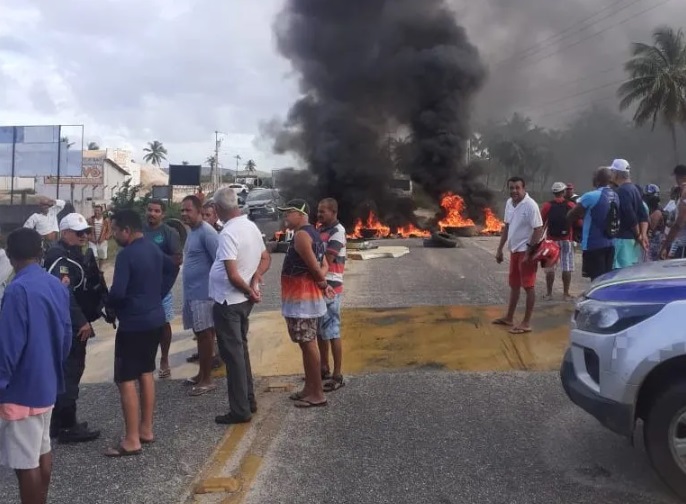 Manifestantes bloqueiam trecho da rodovia SE 100 em Itaporanga DAjuda