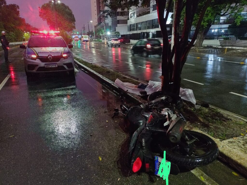 Motociclista morre apos bater em arvore na Avenida Beira Mar em Aracaju