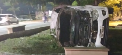 Motorista fica ferido apos caminhonete capotar na Tancredo Neves
