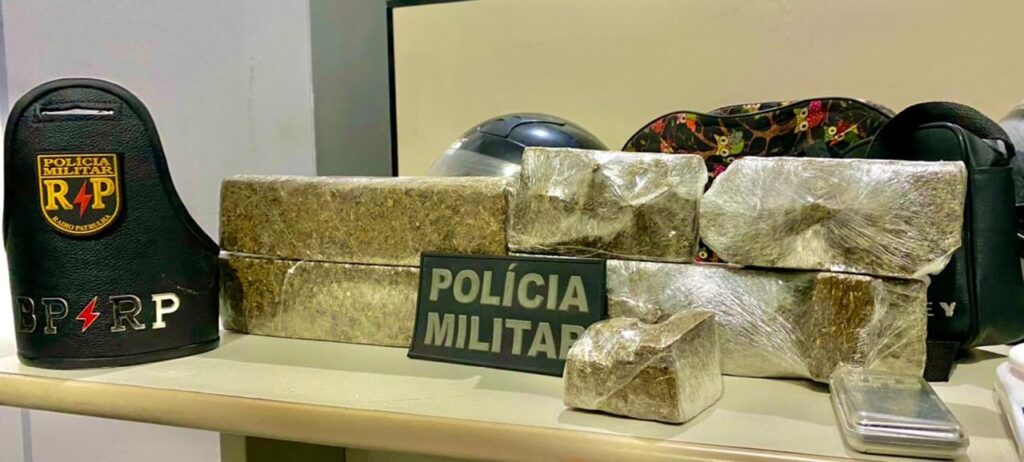 Suspeitos de trafico de drogas sao presos com 4kg de maconha na Atalaia