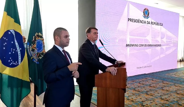 TSE determina que TV Brasil e redes sociais excluam video da reuniao de Bolsonaro com