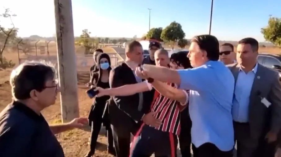 Video Chamado de tchutchuca do centrao Bolsonaro se envolve em confusao com youtuber