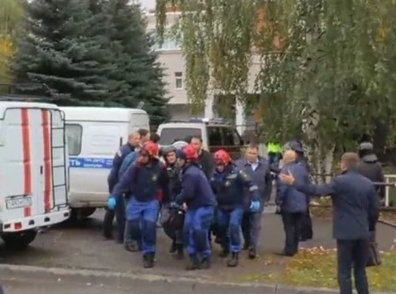Atentado a escola deixa 13 mortos na Russia suspeito usava camiseta nazista
