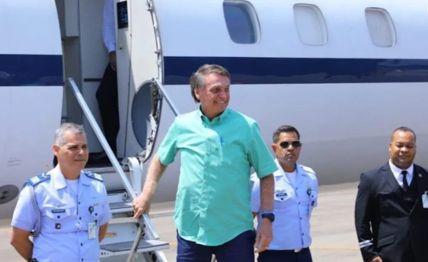 Aviao que levava Bolsonaro arremete em BH