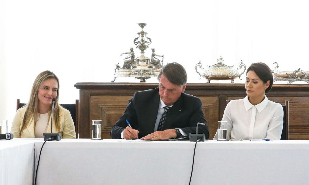 Bolsonaro sanciona lei que acaba com rol taxativo da ANS