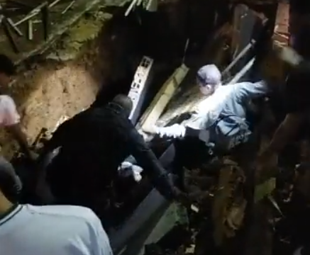 Calcada cede e 4 estudantes ficam soterrados em Lagarto veja video