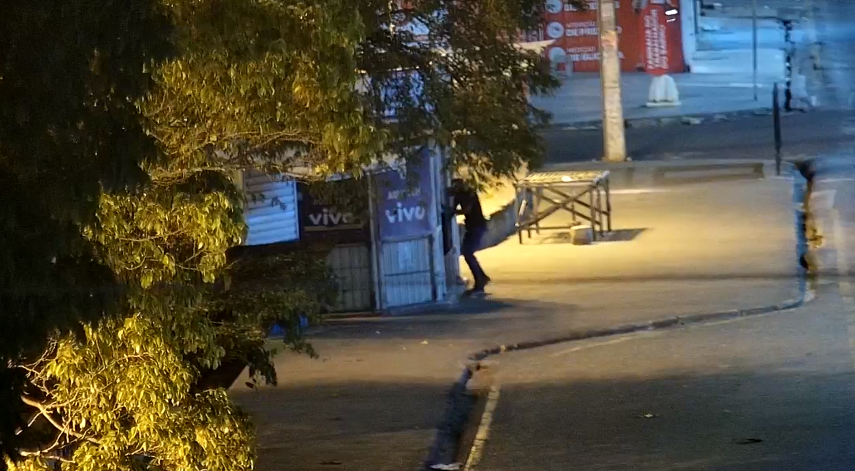 Cameras flagram homem furtando quiosque em Aracaju