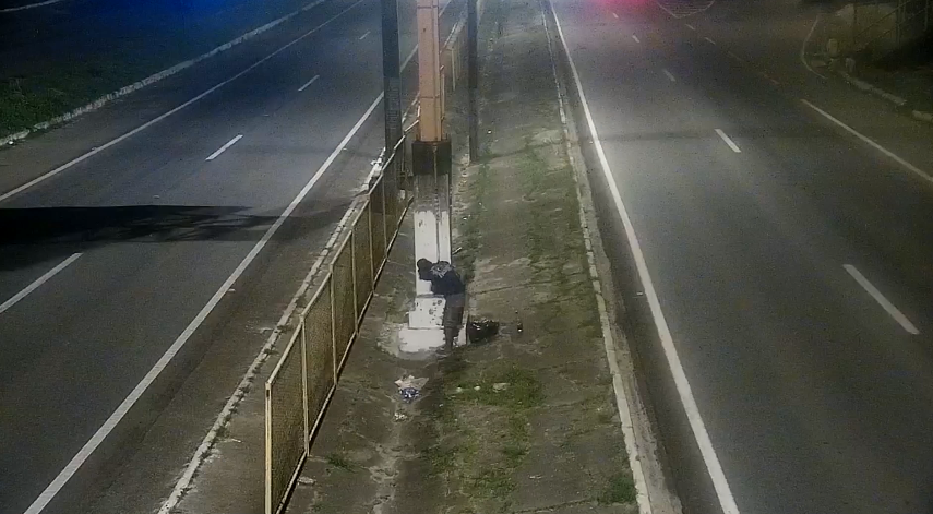 Cameras flagram homem tentando furtar fiacao na Avenida Osvaldo Aranha