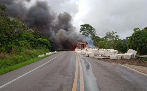 Caminhao carregado com algodao tomba e pega fogo na BR 101 em Cristinapolis
