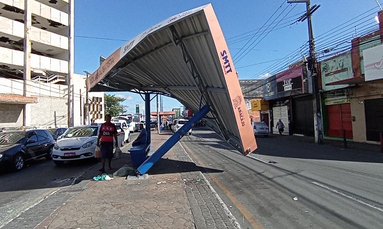 Caminhao derruba abrigo de taxi no centro de Aracaju