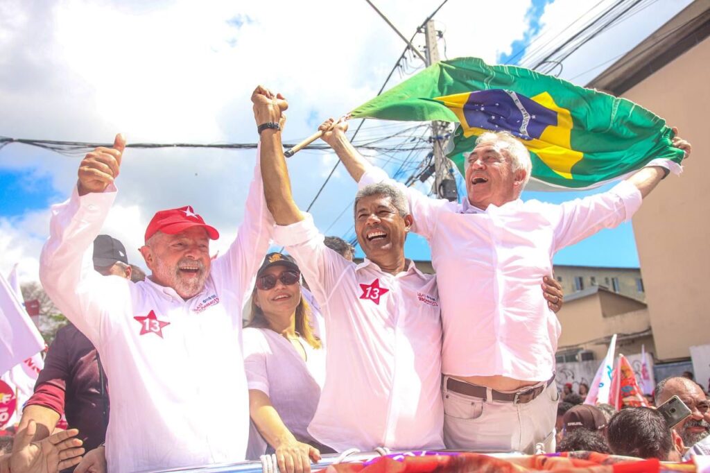 Candidato do PT ao Senado perde celular em evento de Lula na Bahiaa
