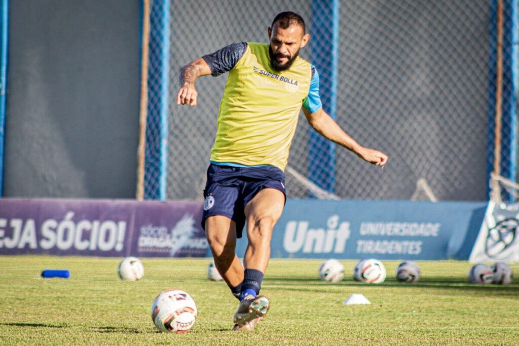 Confianca anuncia renovacao do contrato com Adalberto