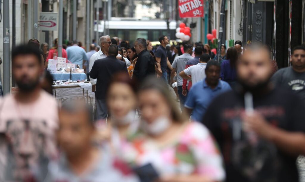 Covid 19 Brasil registra 114 mortes e 158 mil casos em 24h