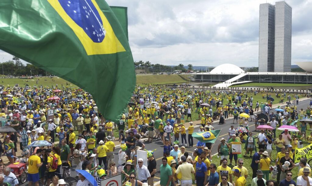 E fake que eleitores nao poderao comparecer as sessoes com camisa do Brasil