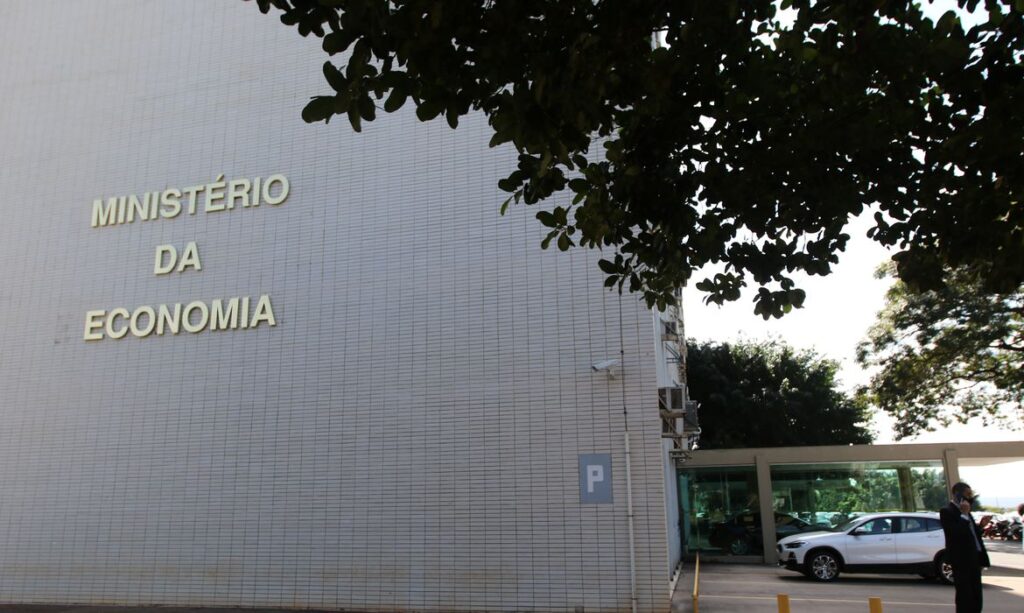 Governo bloqueia mais R 26 bi do Orcamento a 10 dias das eleicoes
