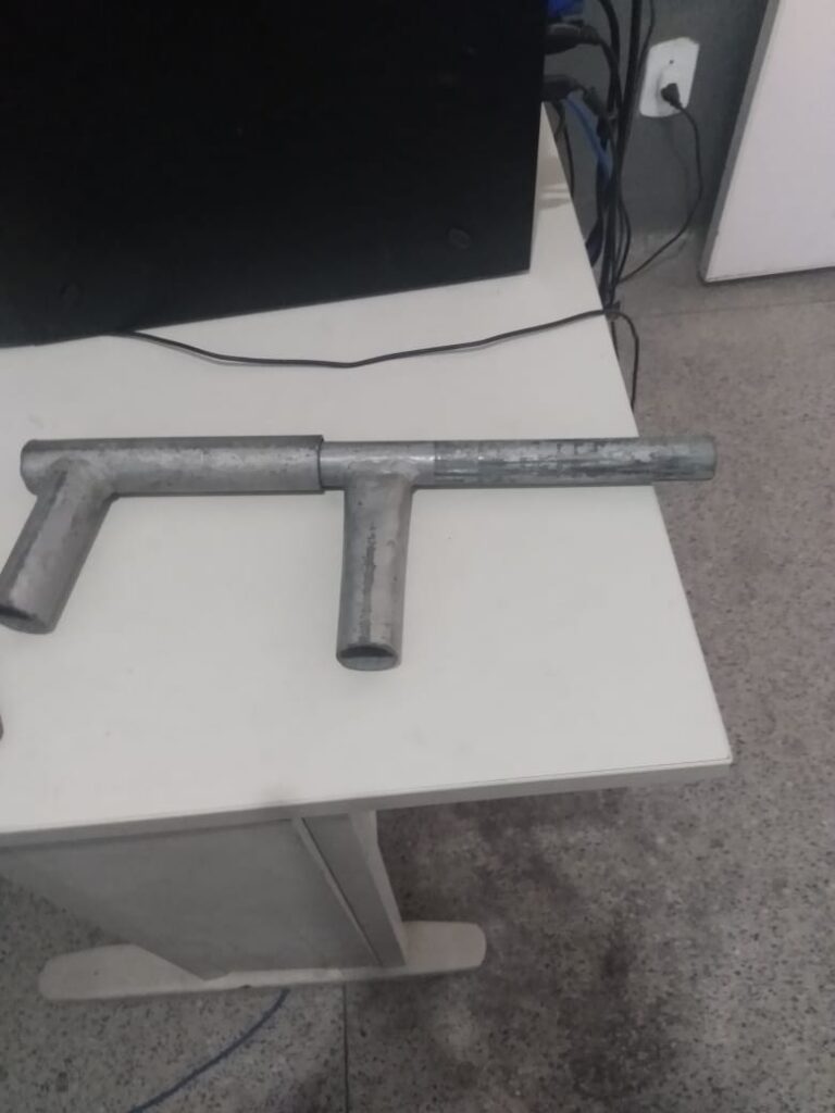 Homem e preso e arma de fabricacao caseira apreendida no Santa Maria