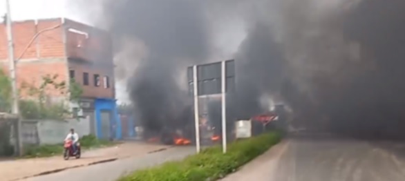 Manifestantes protestam pela morte de Genivaldo e fecham trecho da BR 101 em Umbauba