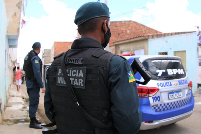 Mulher e presa por suspeita de maus tratos contra filhos de 10 e 11 anos