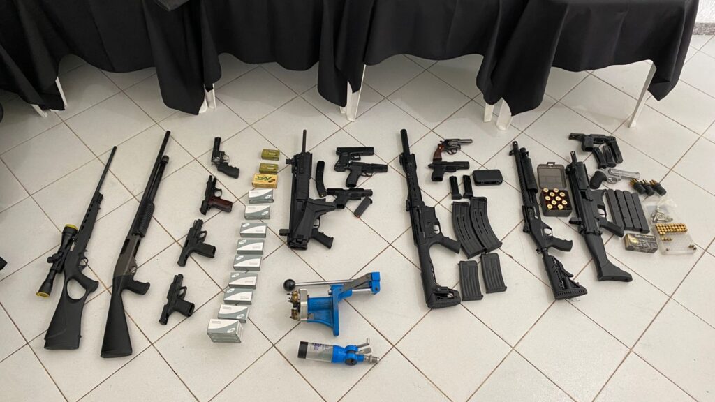 Operacao Tiro Certo Policia prende sete pessoas e apreende rifle pistolas e varias armas